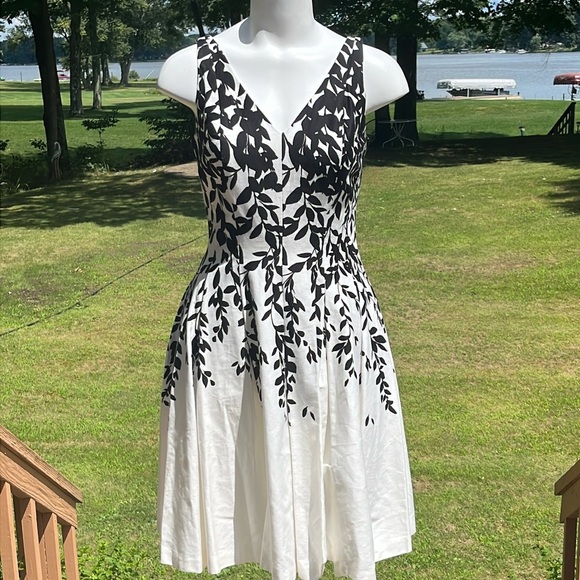 Lauren Ralph Lauren Dresses & Skirts - Lauren Ralph Lauren lovely fit n flare dress S